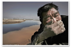 Farmář nemůže vystát zápach Žluté řeky v Mongolsku